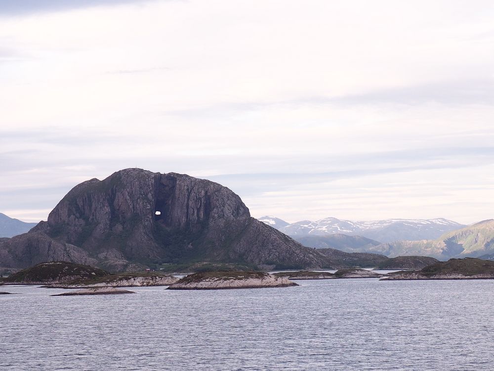 Der Berg mit Loch (Die Erosion durch den Meeresspiegel)