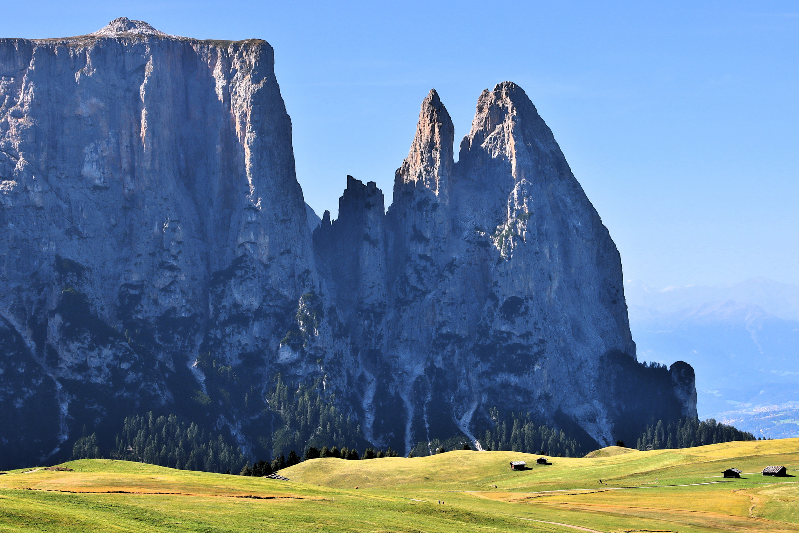 der Berg Schlern von der Seiser Alm aus betrachtet