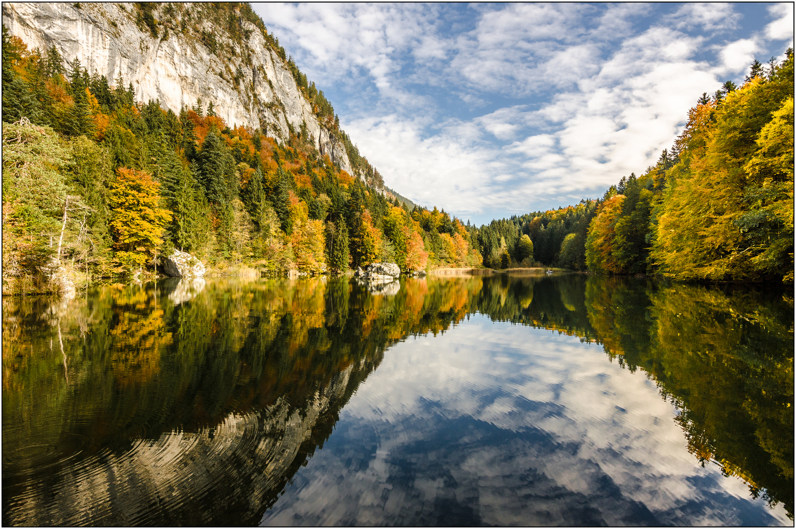 Der Bergelsteiner See im herbstlich gefärbten Gewand.