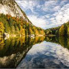 Der Bergelsteiner See im herbstlich gefärbten Gewand.