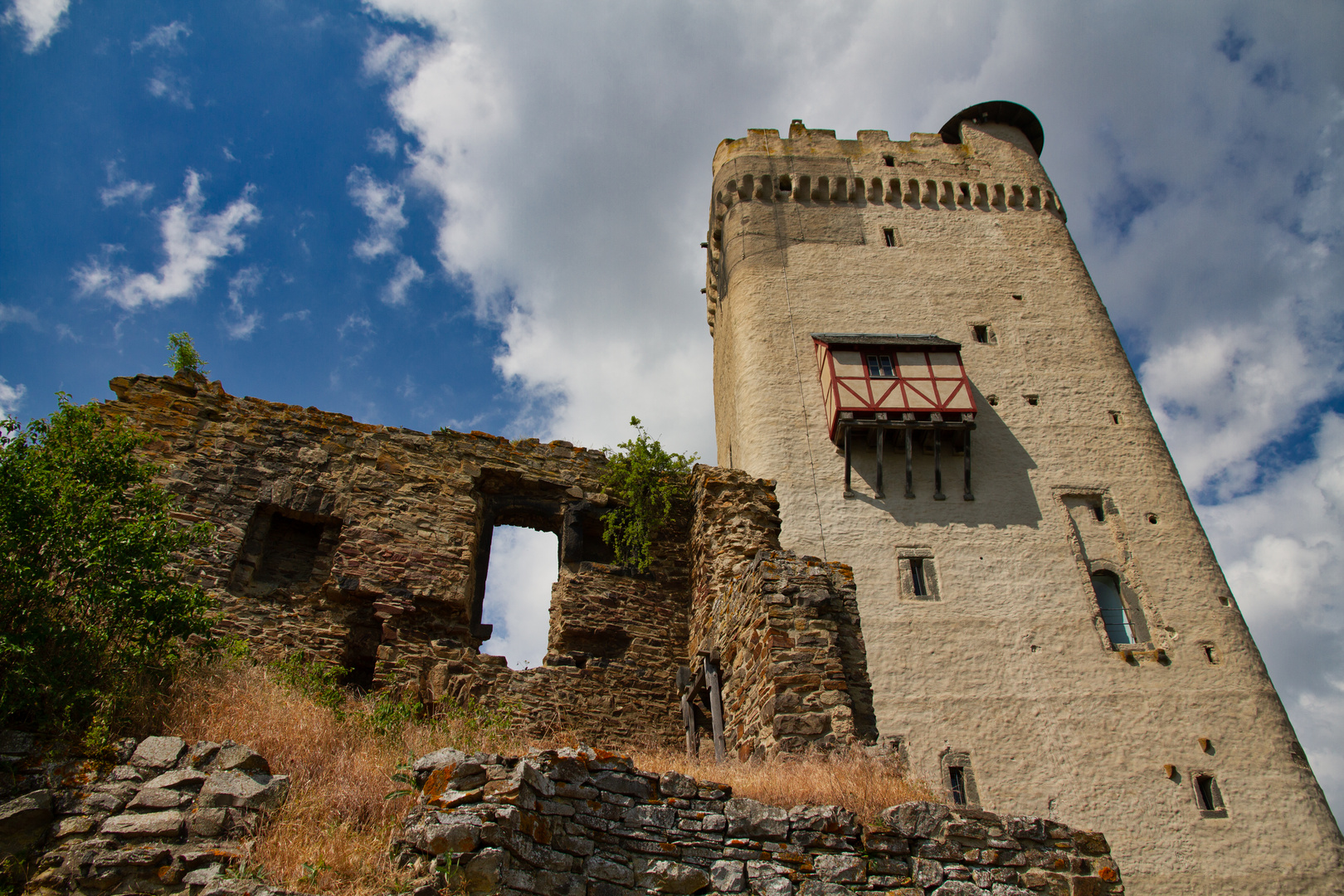 Der Bergfried der Burg Olbrück