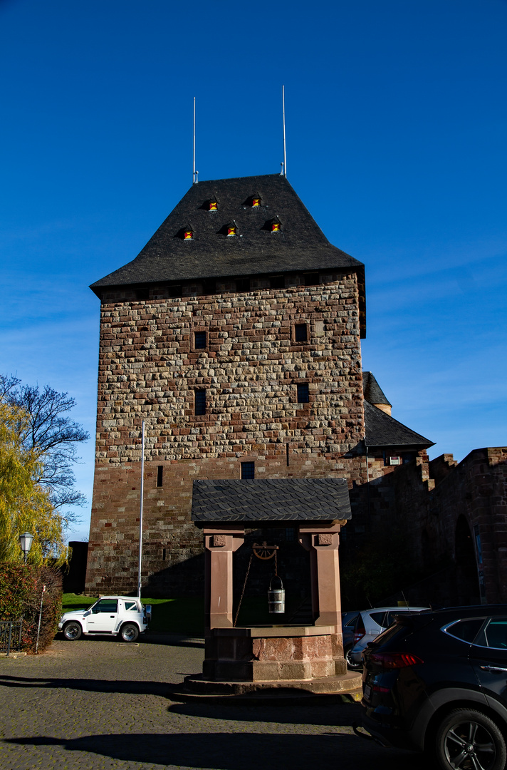 Der Bergfried mit Brunnen