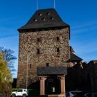 Der Bergfried mit Brunnen