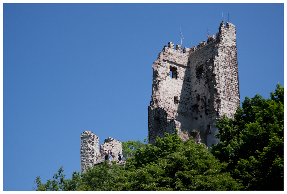 Der Bergfried ruht in der Mittagssonne