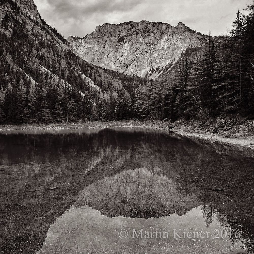 Der Bergsee im Herbst