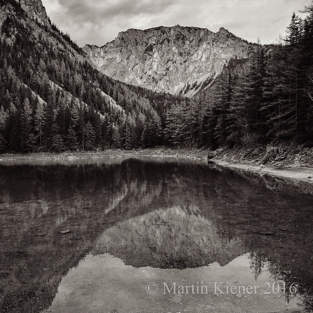 Der Bergsee im Herbst