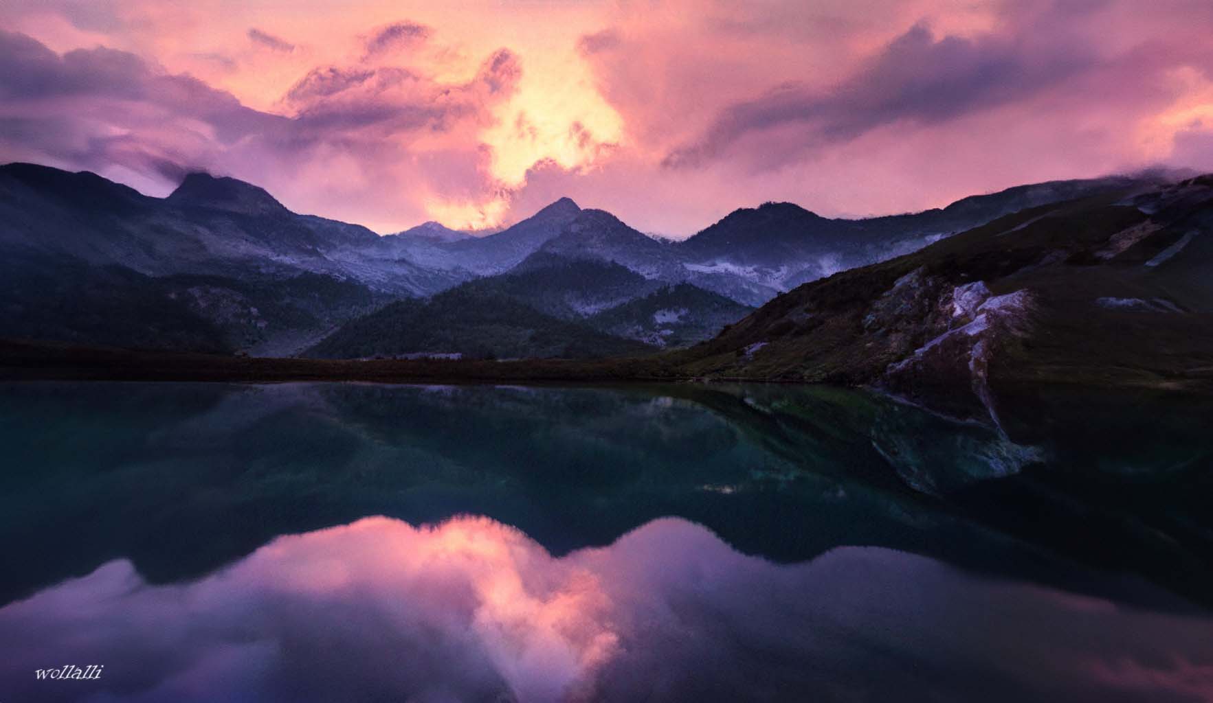 Der Bergsee in den Abendstunden