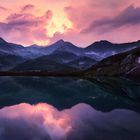 Der Bergsee in den Abendstunden