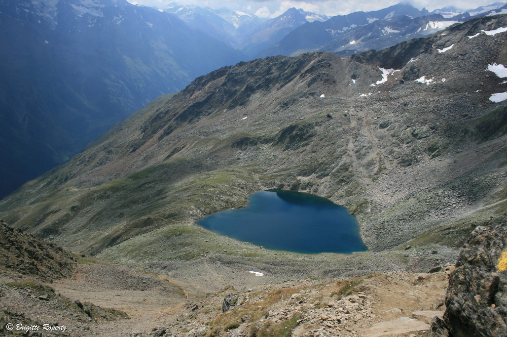 Der Bergsee lädt zum Rasten ein