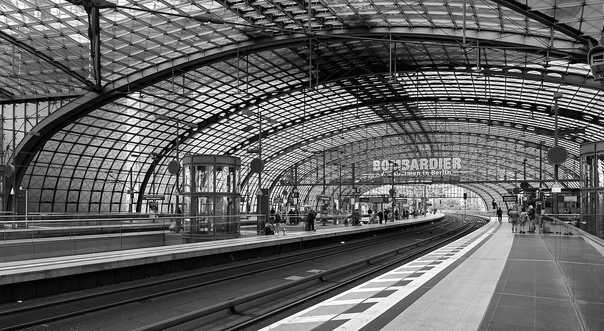 Der Berlin Hauptbahnhof ist der größte Turmbahnhof Europas...