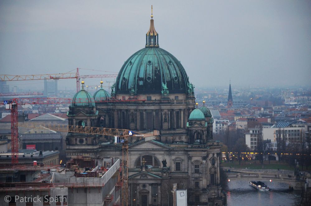 Der Berliner Dom bei tristem Wetter