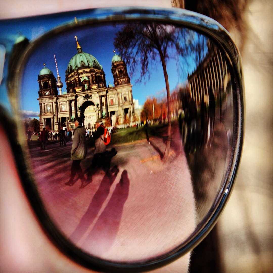Der Berliner Dom durch die Brille
