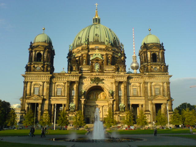 Der Berliner Dom mit Fernsehturm im Hintergrund