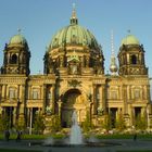 Der Berliner Dom mit Fernsehturm im Hintergrund