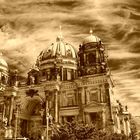 Der Berliner Dom mit Fernsehturm um die Ecke