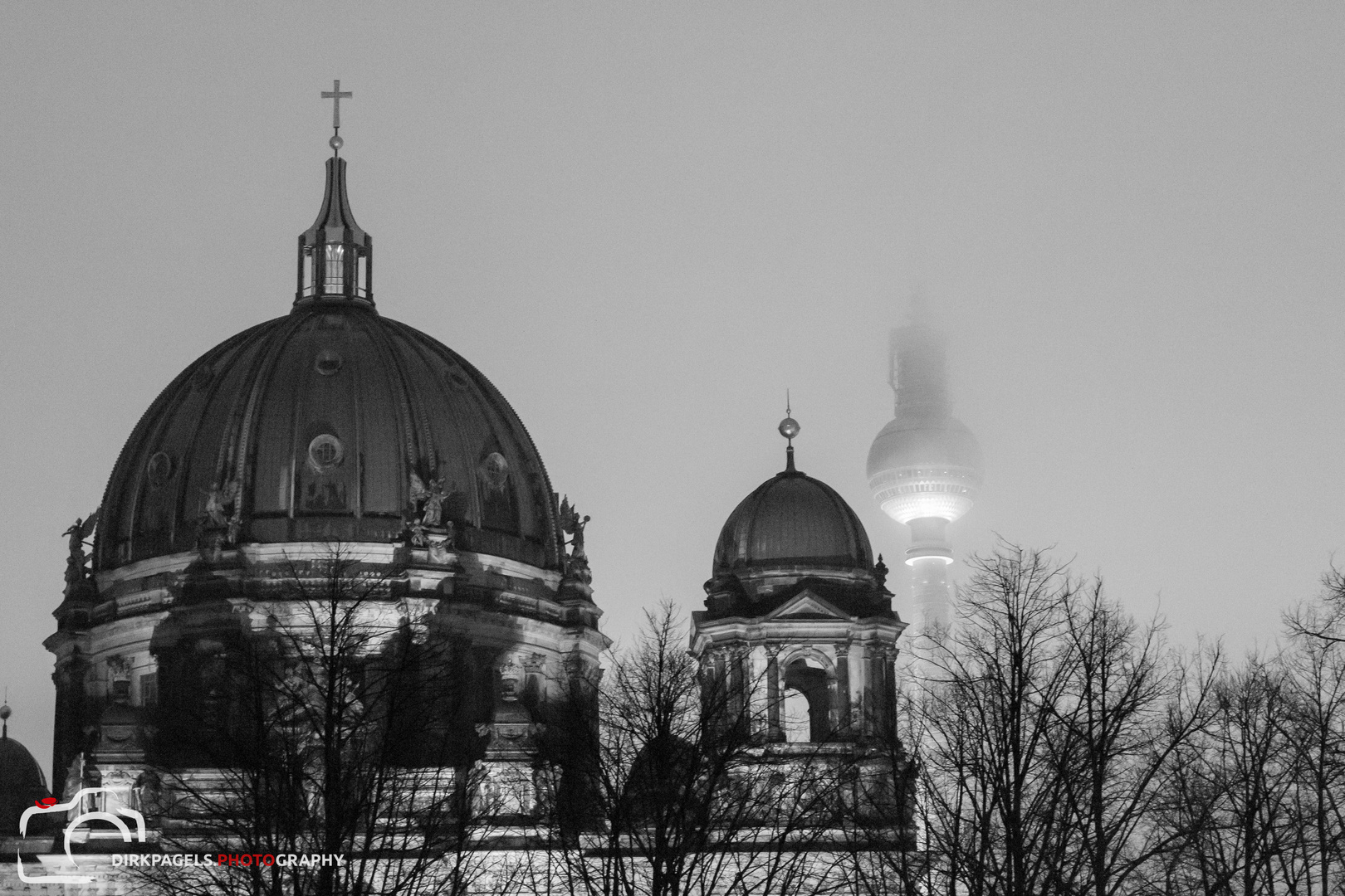 Der Berliner Dom und der Fernsehturm als Geist im Hintergrund