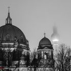 Der Berliner Dom und der Fernsehturm als Geist im Hintergrund