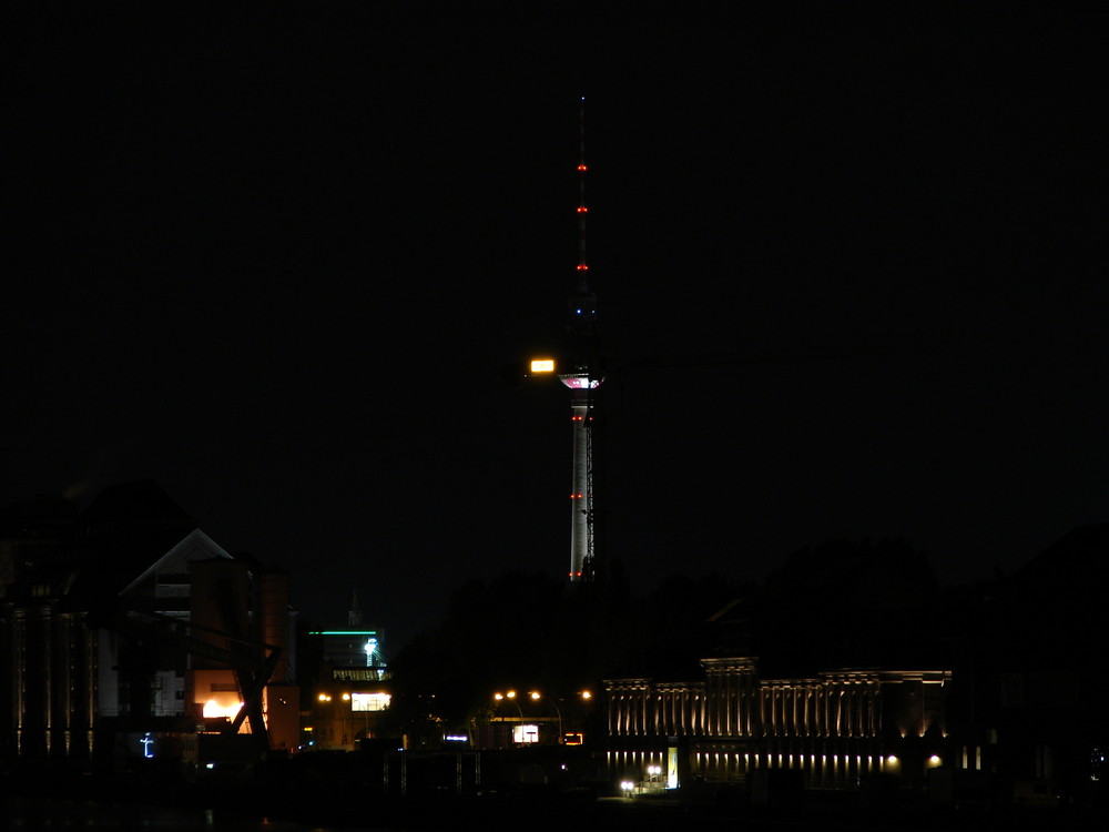 Der Berliner Fernsehturm als Fußball