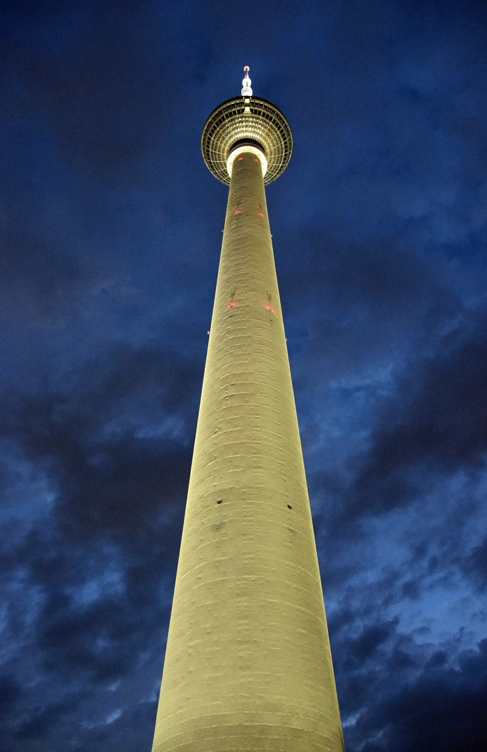 Der Berliner Fernsehturm am Abend