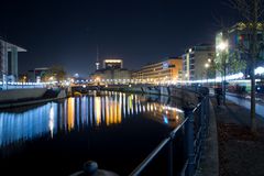 Der Berliner Fernsehturm und die Lichtgrenze