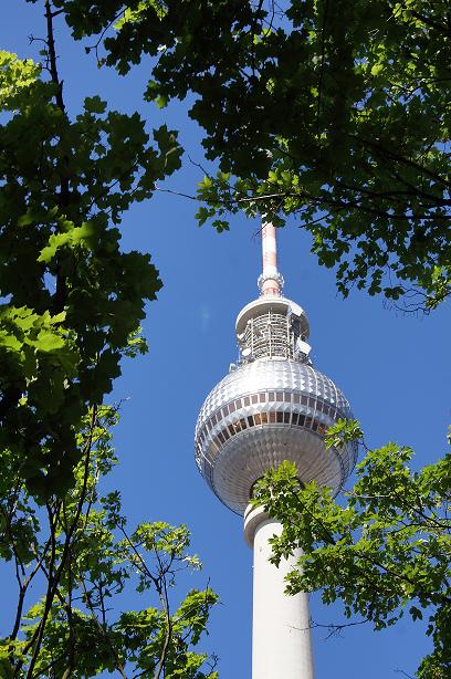 Der Berliner Fernsehturm- wie ein grüner Spargel ;-)