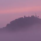 Der Berner Hausberg Gurten verschwindet im Nebel, farblich in Szene gesetzt mit dem Morgenrot