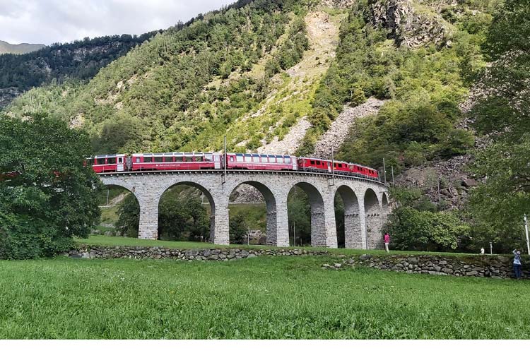  Der Bernina-Express im Kreisviadukt Brusio