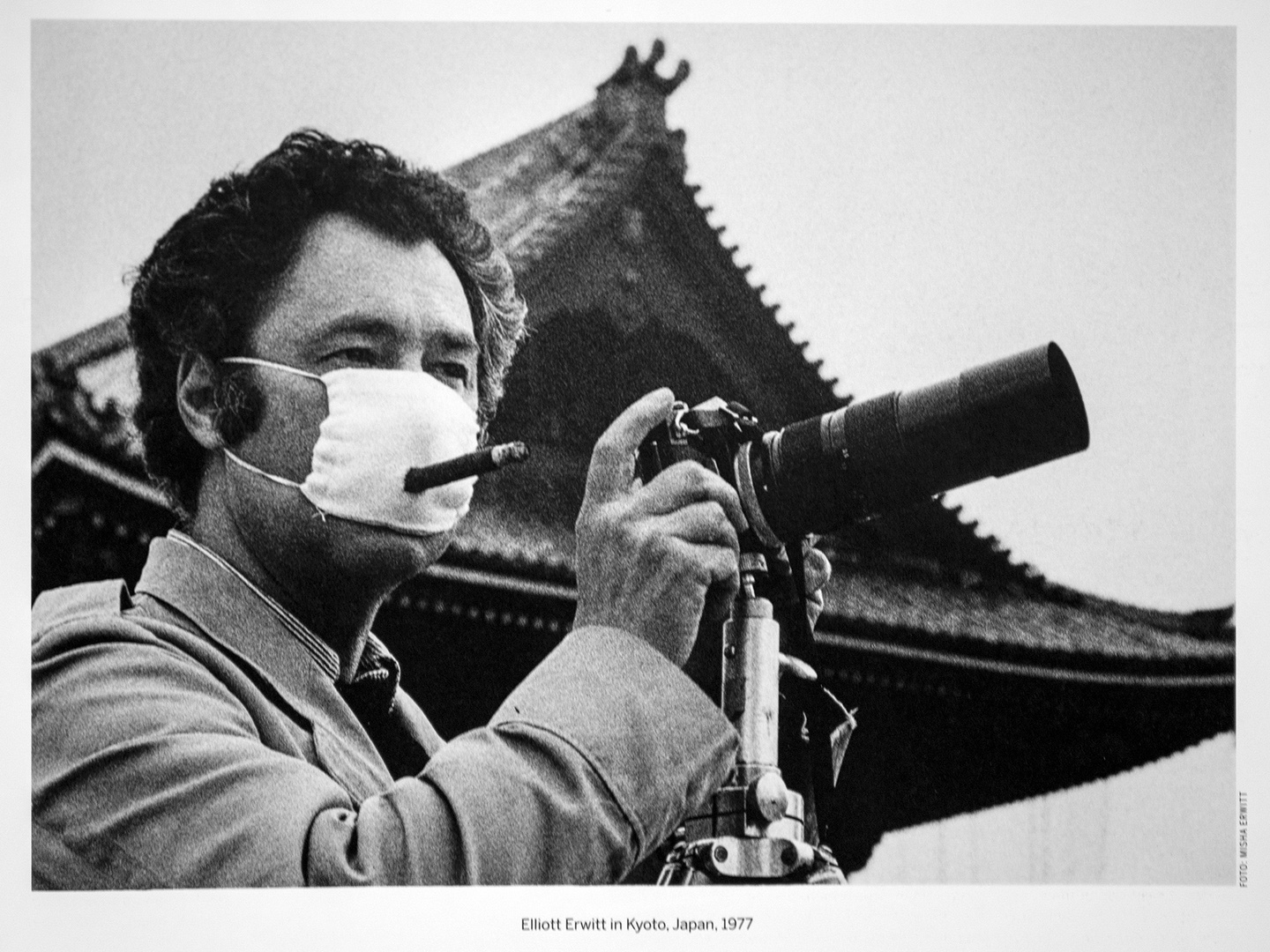 der berühmte Fotograf Elliott Erwitt in Kyoto, Japan, 1977