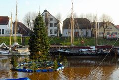 Der berühmte schwimmende Weihnachtsbaum von Carolinensiel/Ostfriesland (Archivbild von 2008)