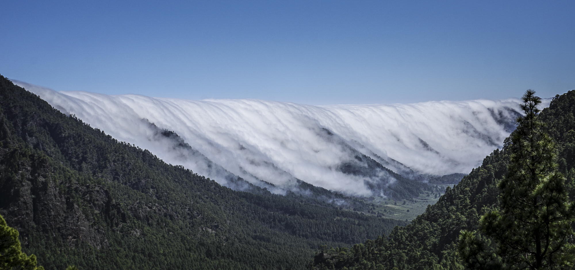 der berühmte Wolkenwasserfall an der Cuebre Nueva