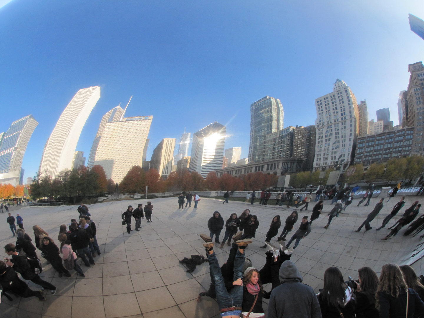 Der Berühmten Spiegel-Kugel in Millennium Park „The Bean“ Chicago