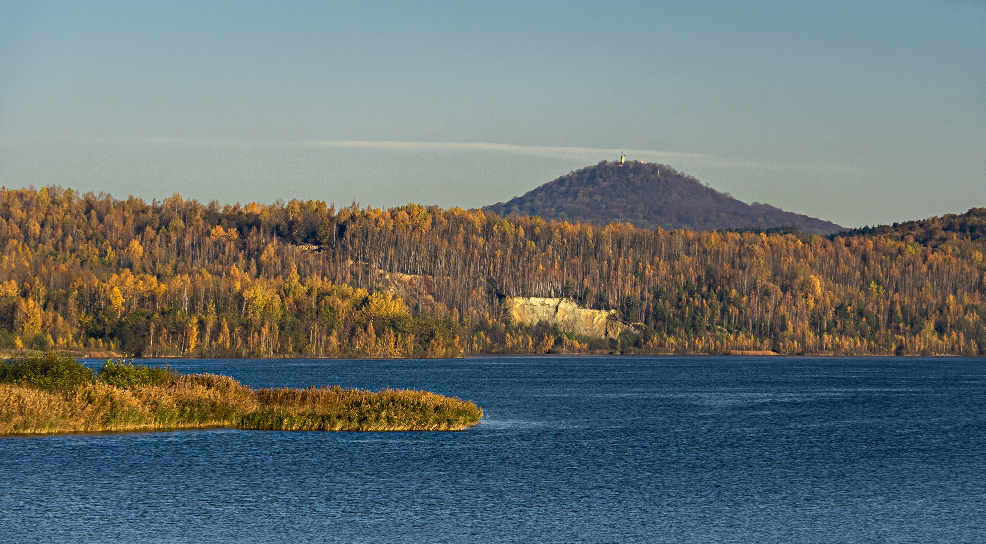 Der Berzdorfer See in Görlitz mit der Landeskrone