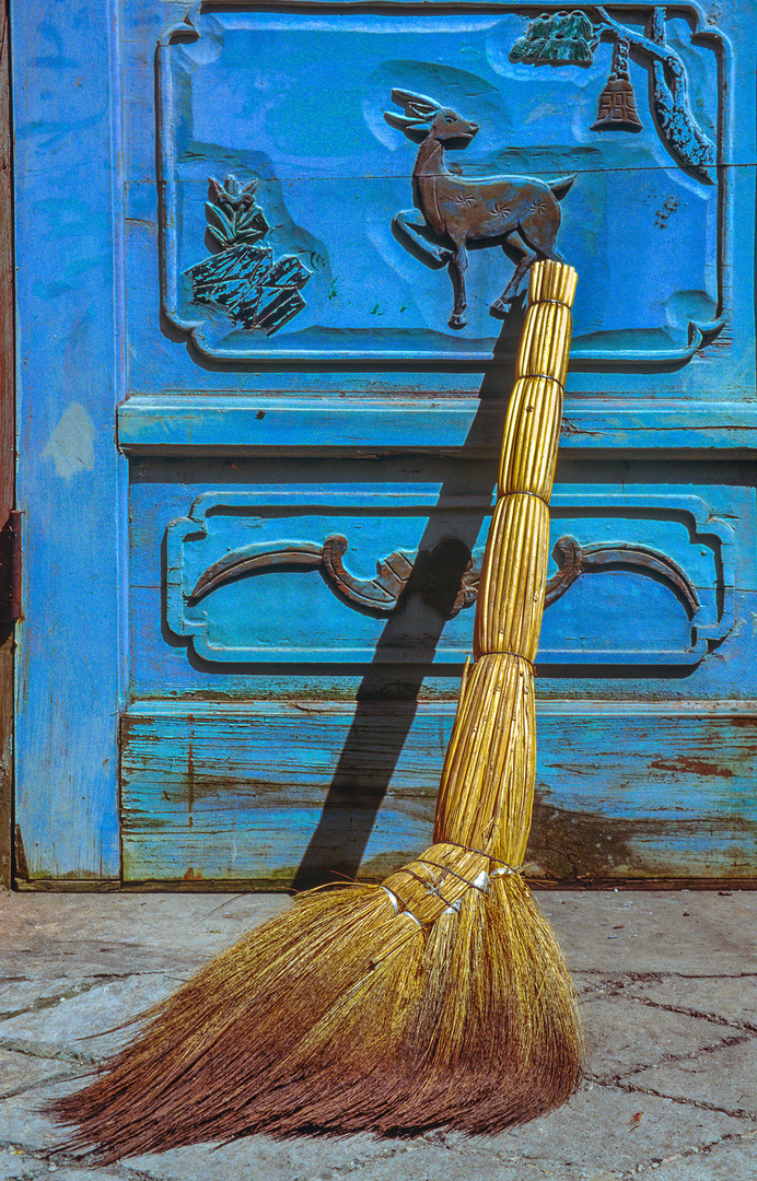 Der Besen vor der Tür Foto & Bild blue, china, world Bilder auf