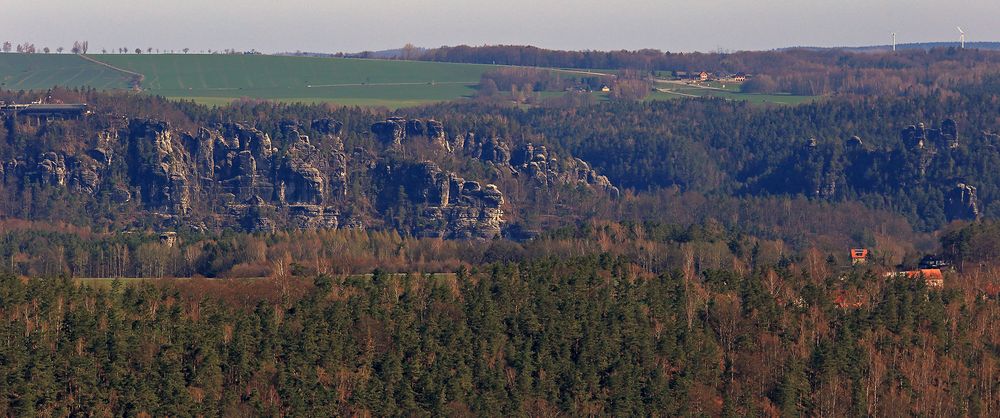 Der besondere Blick aus Süden über die Elbe zur Bastei...