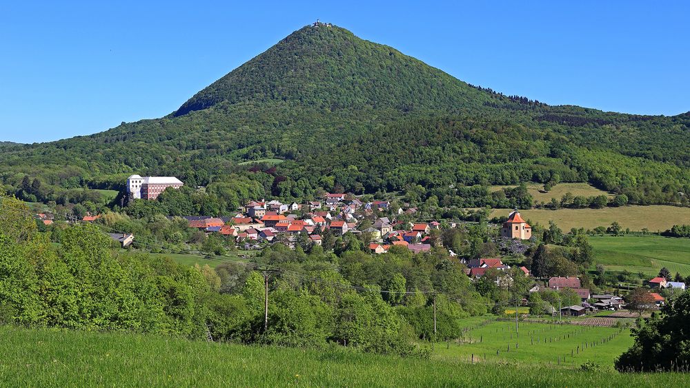 Der beste Aufnahmeort um den Milesovka mit dem Ort Milsov zu Füßen zu zeigen...