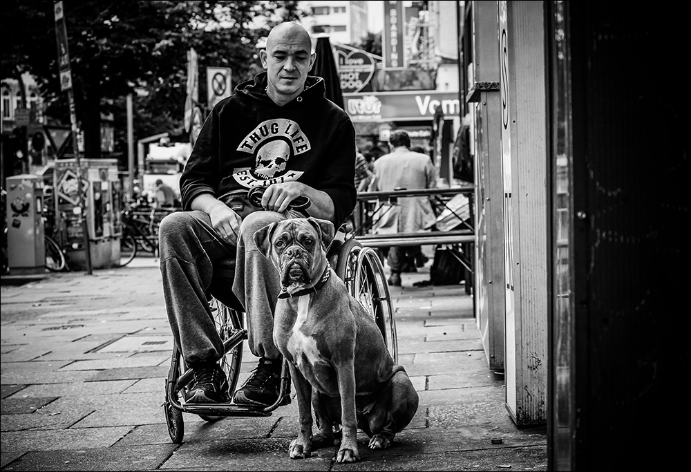 der beste Freund des Menschen... Foto & Bild streetfotografie mit menschen, street spontane der beste Freund des Menschen... Foto & Bild streetfotografie mit menschen, street spontane