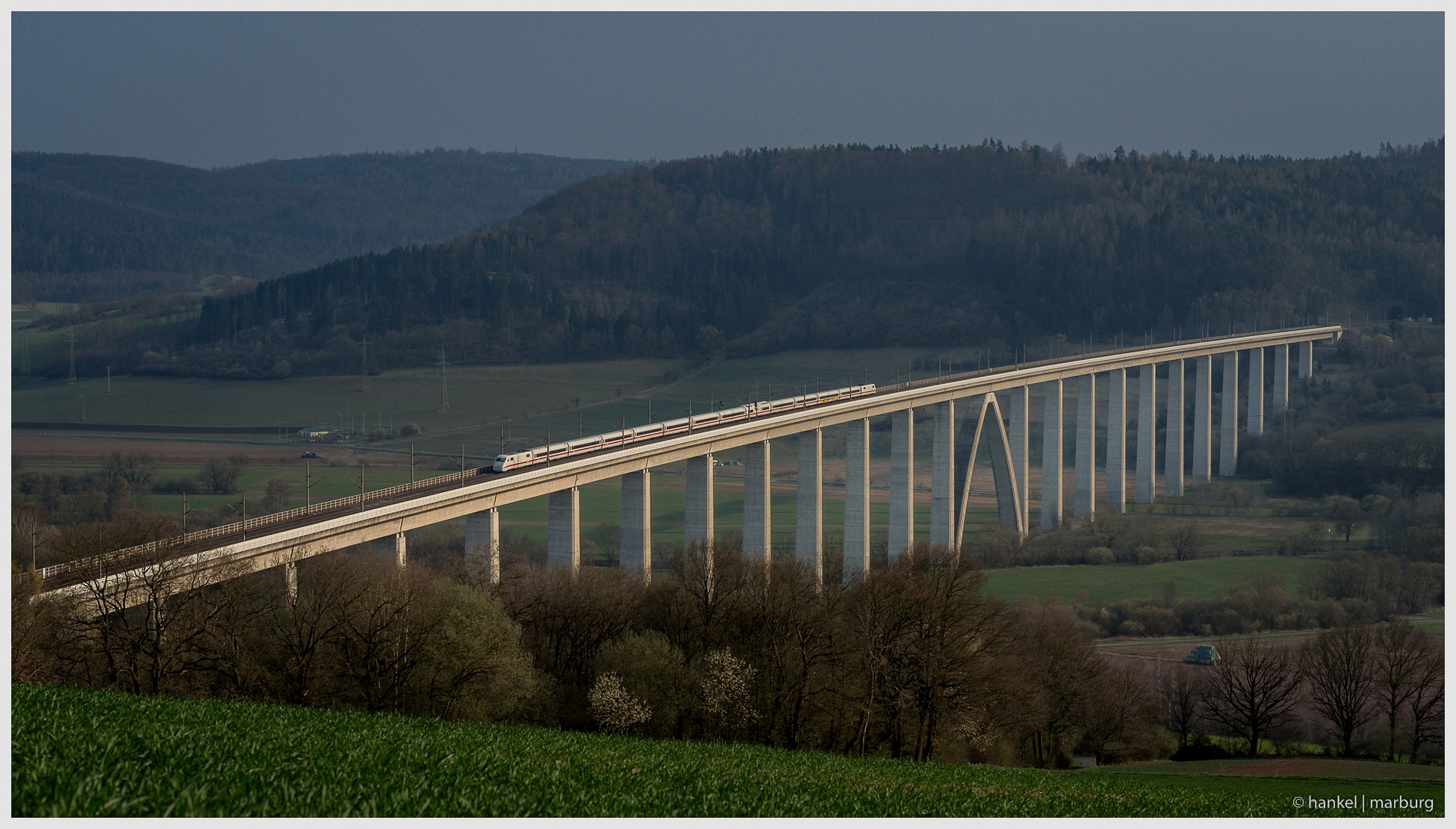 Der Beton betont die Landschaft 