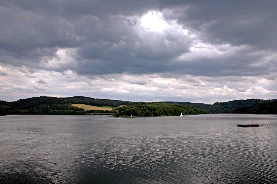 Der Biggesee, wolkenverhangen.