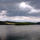 Der Biggesee, wolkenverhangen.