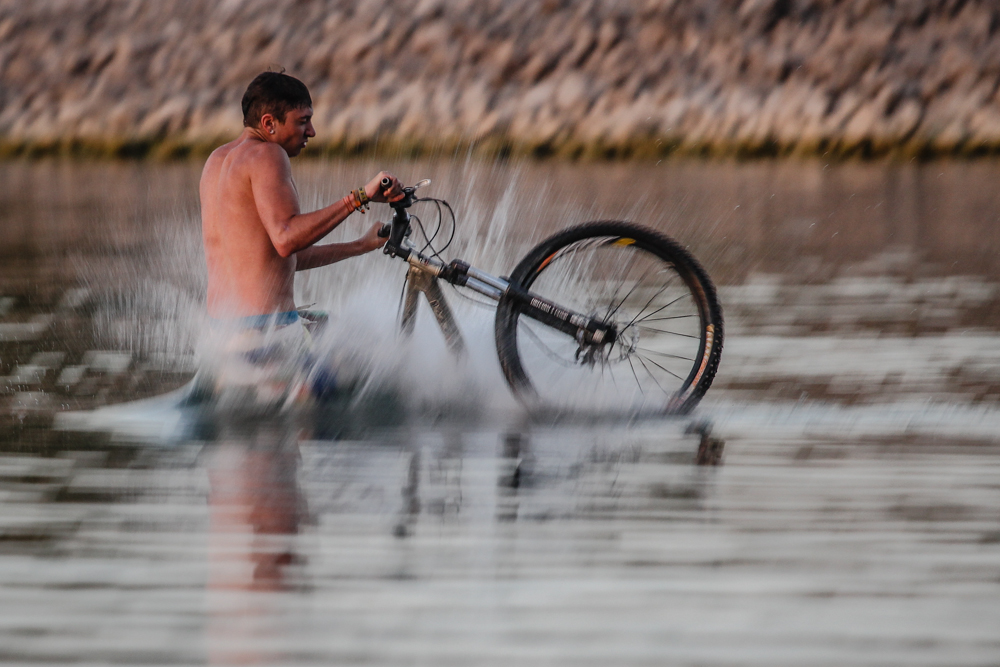 Der Biker der aus dem Wasser kommt