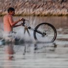 Der Biker der aus dem Wasser kommt