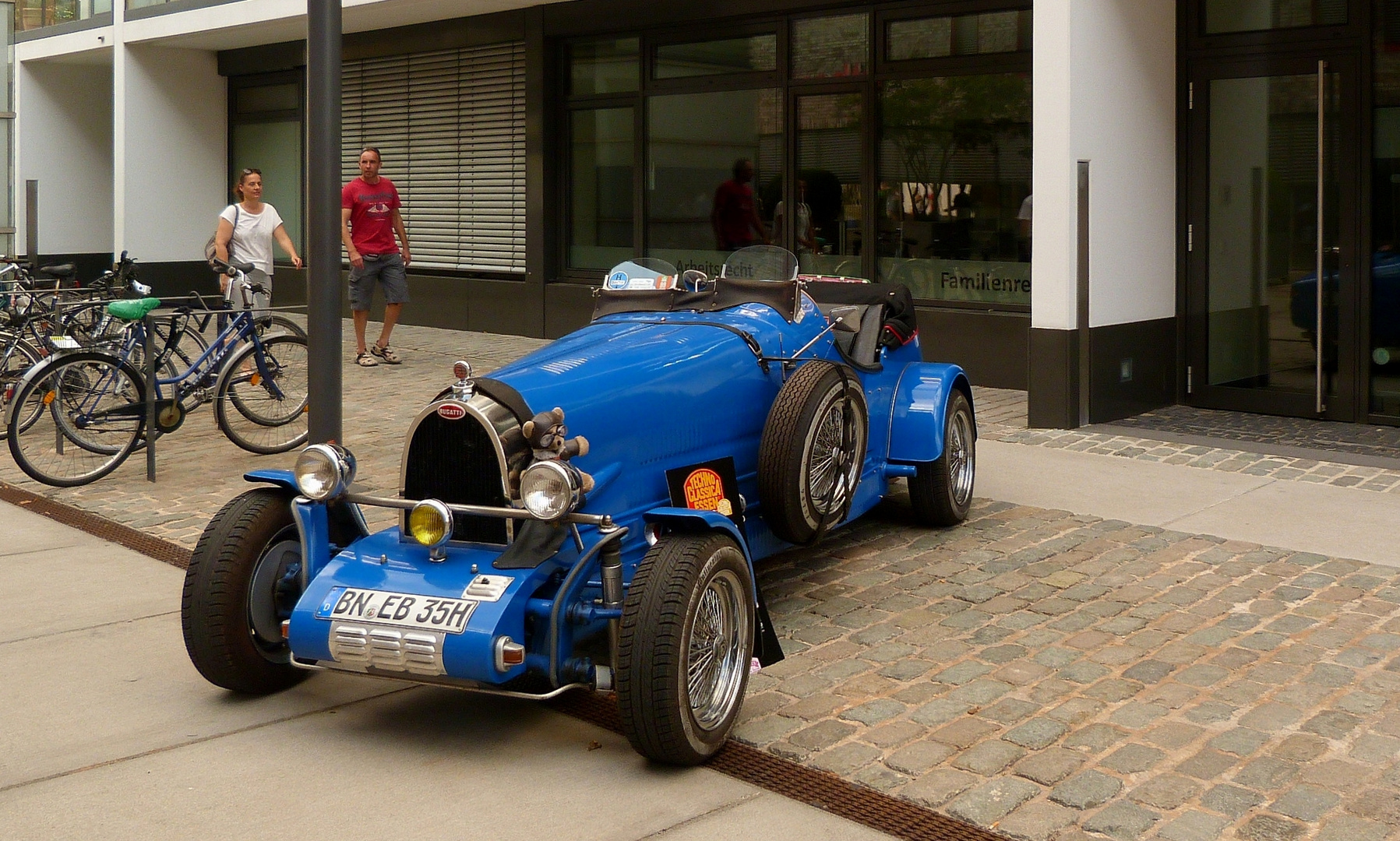 der blaue Bugatti **