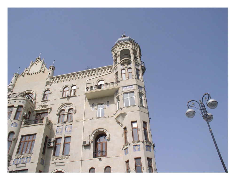 der blaue Himmel über Baku