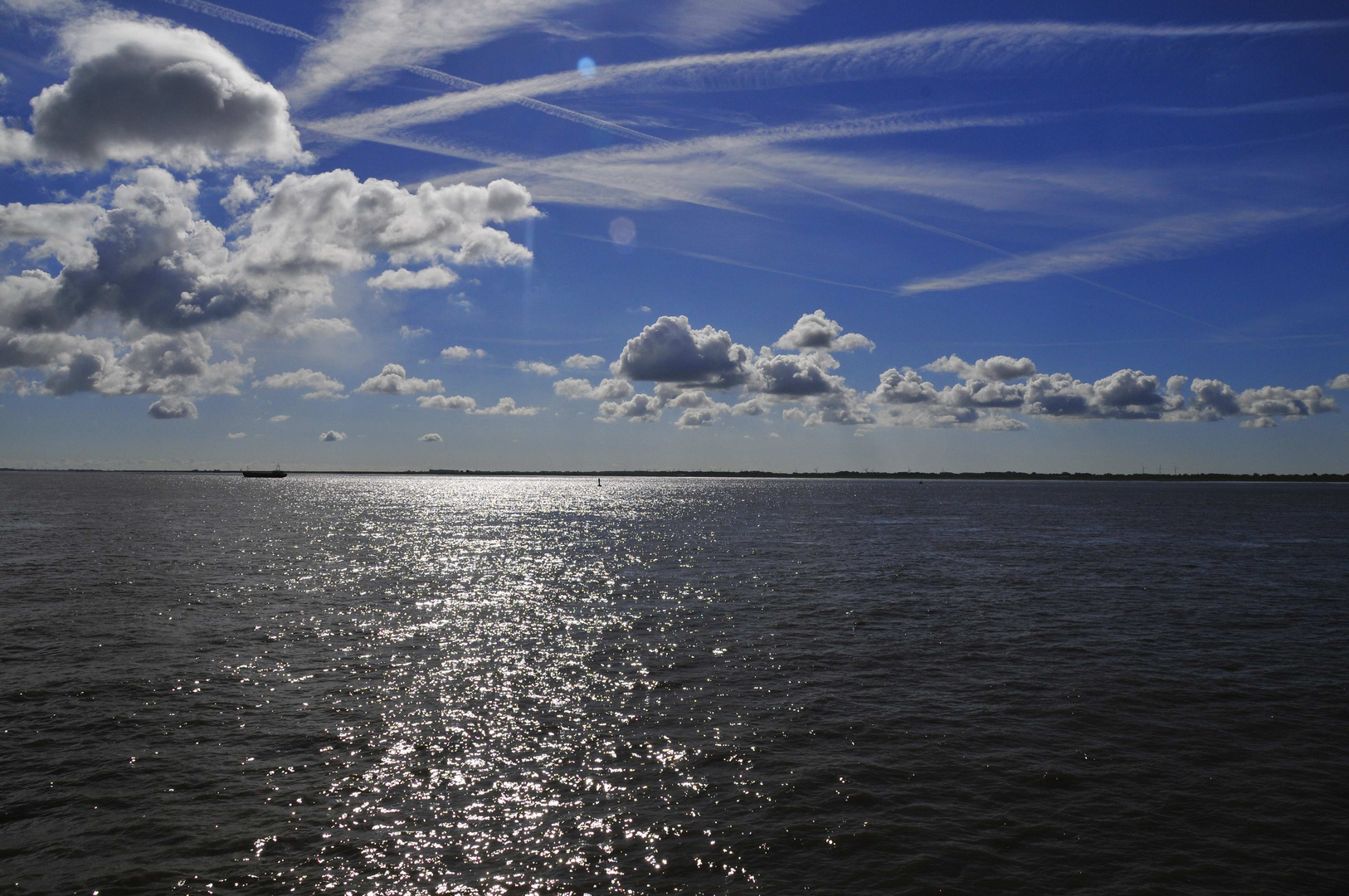 Der blaue Himmel über der Elbe