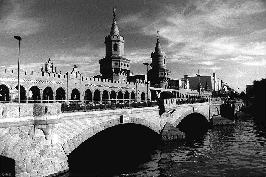 Der Blaue Schirm hat Pause, dafür ist aber die Oberbaumbrücke ganz oldschool dabei.