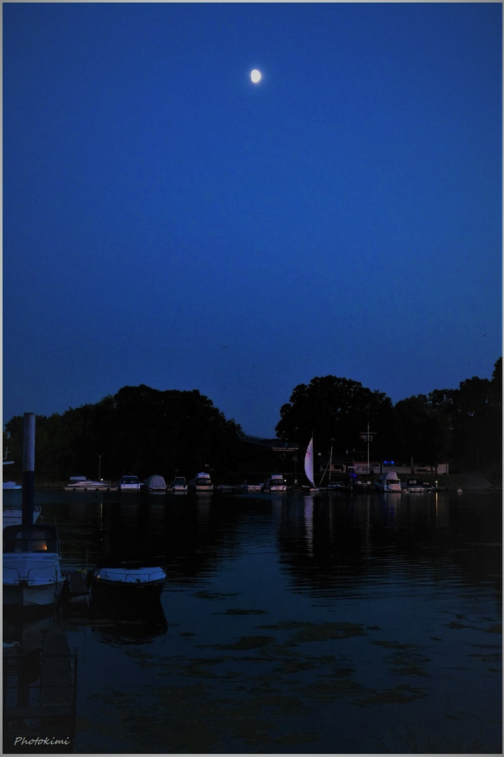 Der blaue Sommer-Abend