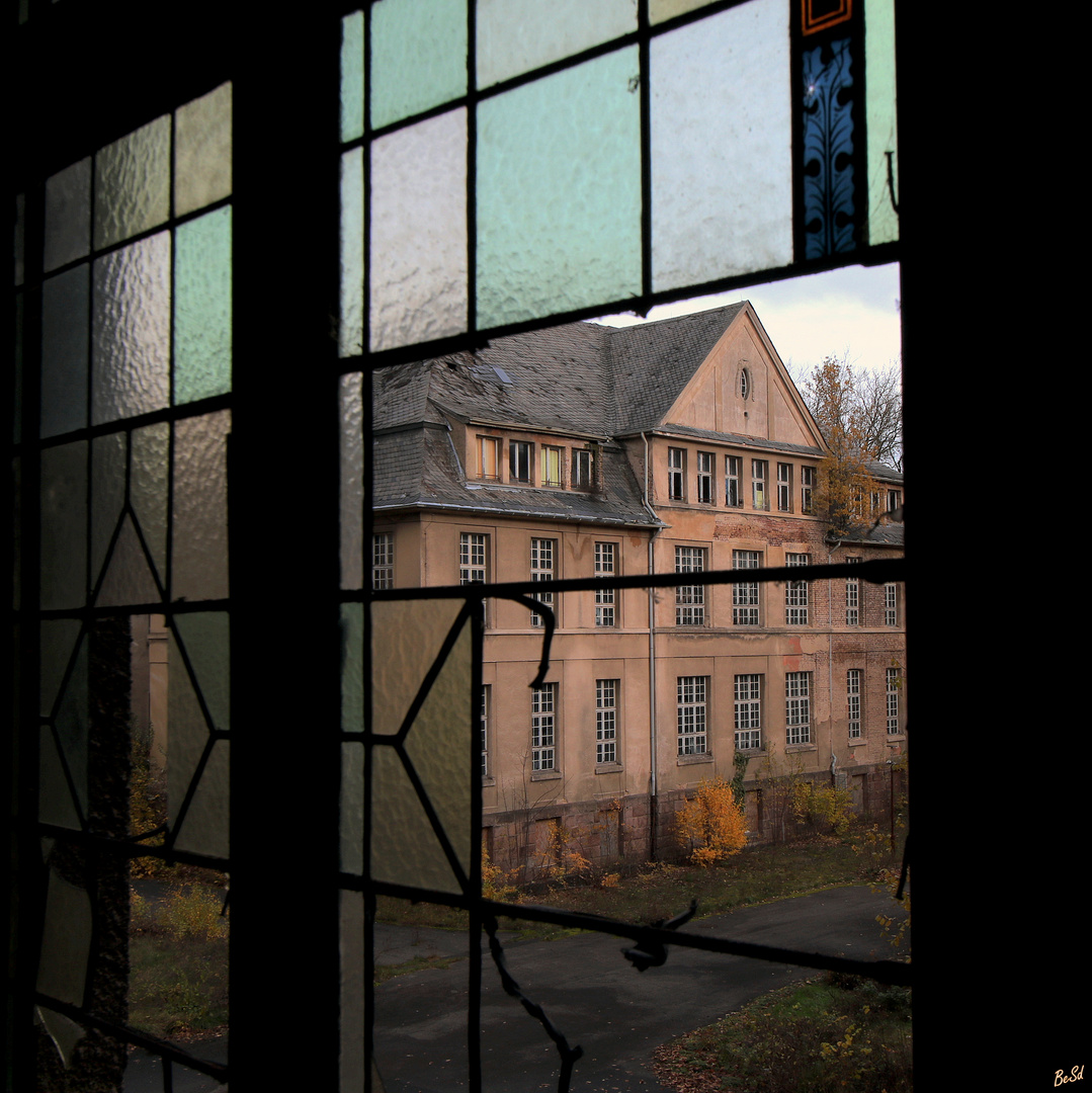 Der Blick auf das alte Schulgebäude.....