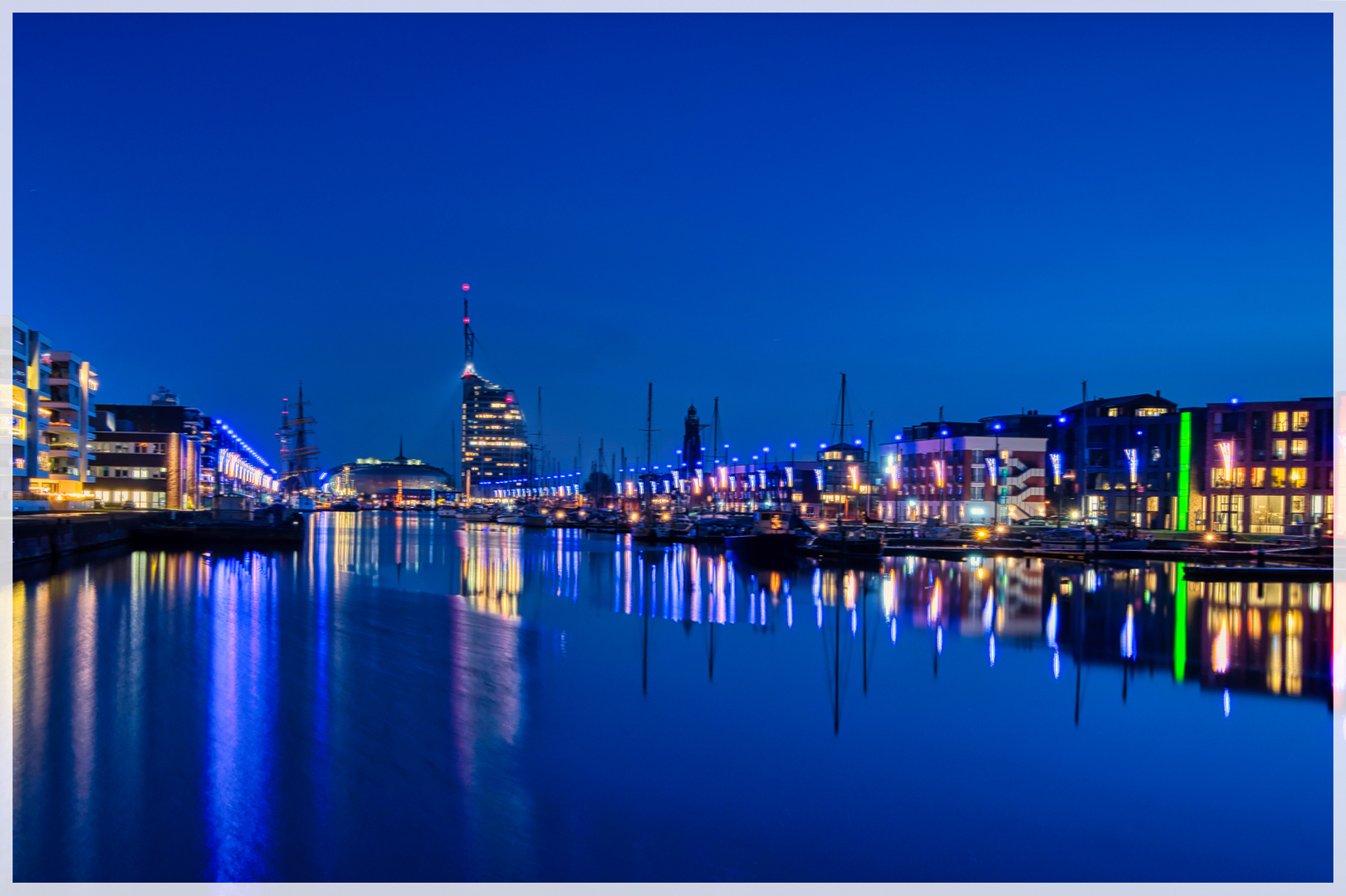 der Blick auf den Neuen Hafen am Abend