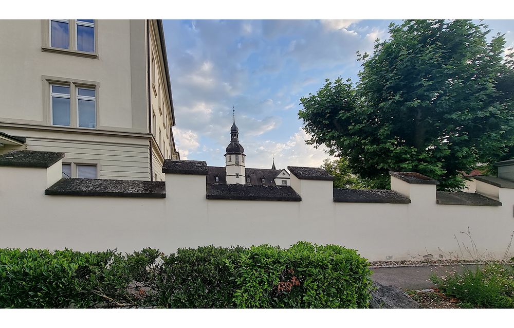 Der Blick auf die Klostermauer.