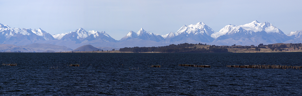 Der Blick auf die Königscordilleren am Titicacasee auf der Bolivianischen Seite